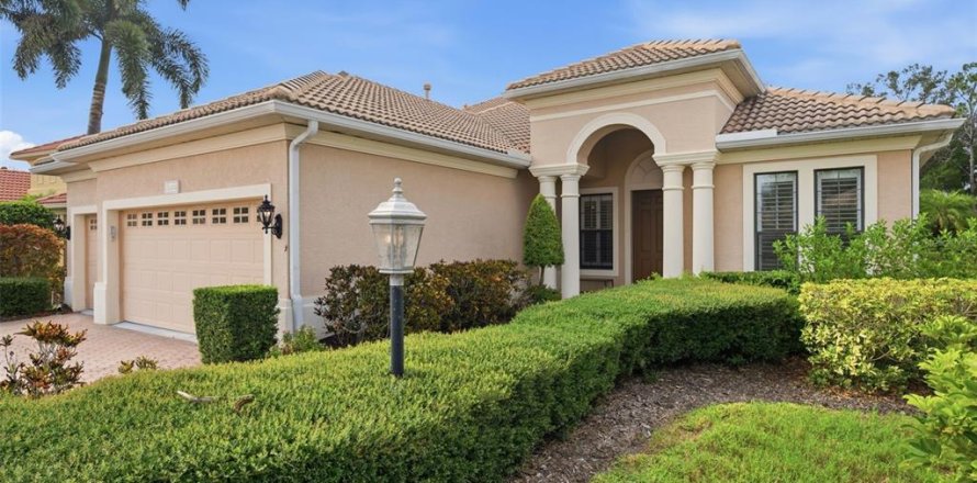 House in Bradenton, Florida 3 bedrooms, 296.08 sq.m. № 2220334