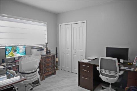 Villa ou maison à louer à Miami, Floride: 3 chambres, 130.81 m2 № 1999205 - photo 16