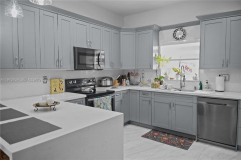 Villa ou maison à louer à Miami, Floride: 3 chambres, 130.81 m2 № 1999205 - photo 9