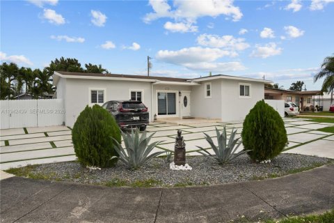 Villa ou maison à louer à Miami, Floride: 3 chambres, 130.81 m2 № 1999205 - photo 2