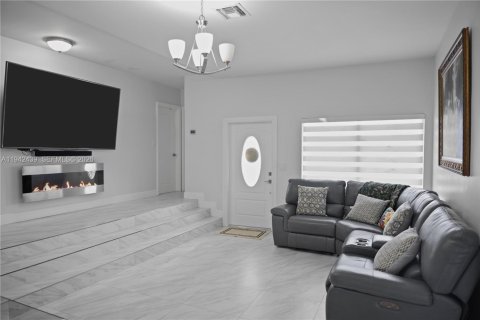 Villa ou maison à louer à Miami, Floride: 3 chambres, 130.81 m2 № 1999205 - photo 3