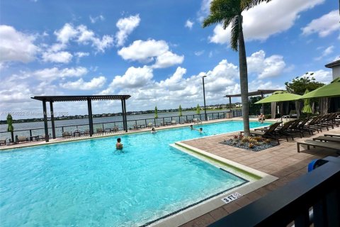 Casa en alquiler en Miami Lakes, Florida, 4 dormitorios, 177.26 m2 № 1928384 - foto 3