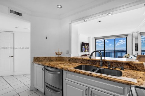 Condo in Miami, Florida, 1 bedroom № 1951511 - photo 14