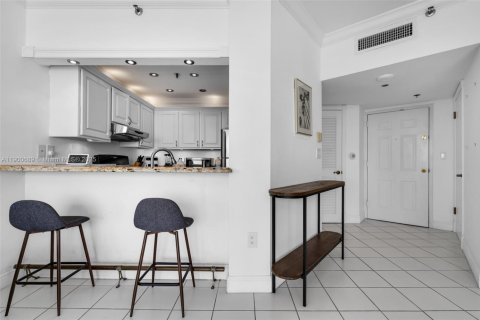 Condo in Miami, Florida, 1 bedroom № 1951511 - photo 12