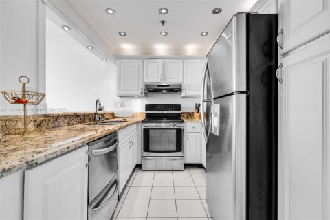 Condo in Miami, Florida, 1 bedroom № 1951511 - photo 15