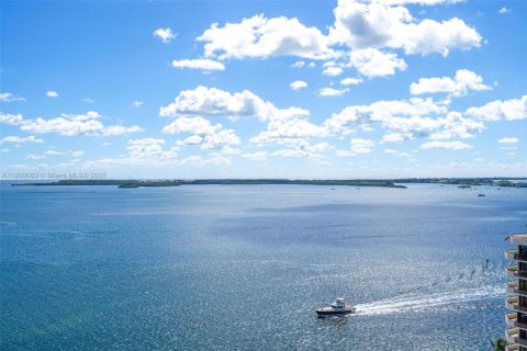 Condo in Miami, Florida, 1 bedroom № 1951511 - photo 1