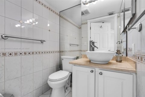 Condo in Miami, Florida, 1 bedroom № 1951511 - photo 16