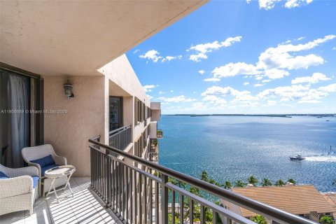 Condo in Miami, Florida, 1 bedroom № 1951511 - photo 2