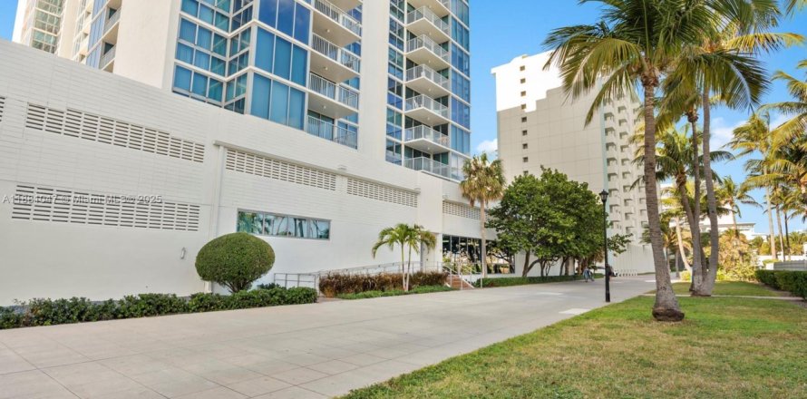 Condominio en Miami Beach, Florida, 2 dormitorios  № 1922388