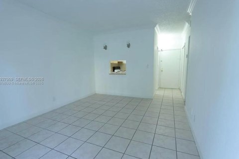 Снять в аренду квартиру в Майами, Флорида 1 спальня, 56.21м2, № 1988150 - фото 6