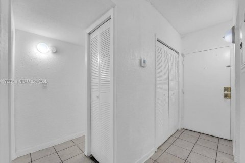 Снять в аренду квартиру в Майами, Флорида 1 спальня, 56.21м2, № 1988150 - фото 7