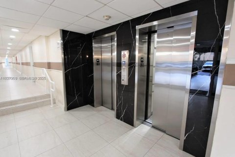 Снять в аренду квартиру в Майами, Флорида 1 спальня, 56.21м2, № 1988150 - фото 2