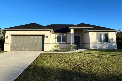 House in Port Charlotte, Florida 4 bedrooms, 177.81 sq.m. № 1771672 - photo 1