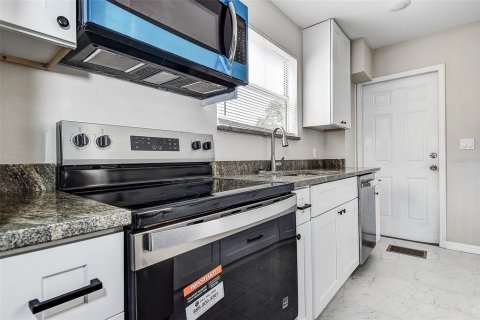 House in Saint Petersburg, Florida 3 bedrooms, 112.6 sq.m. № 1904072 - photo 7