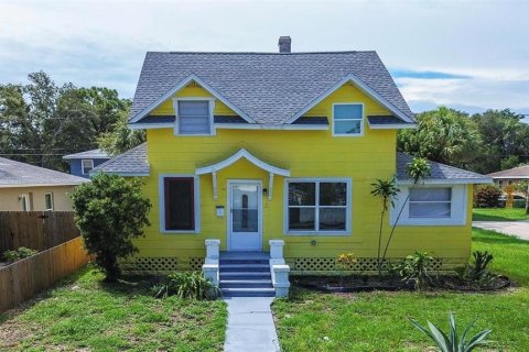House in Saint Petersburg, Florida 3 bedrooms, 112.6 sq.m. № 1904072 - photo 1