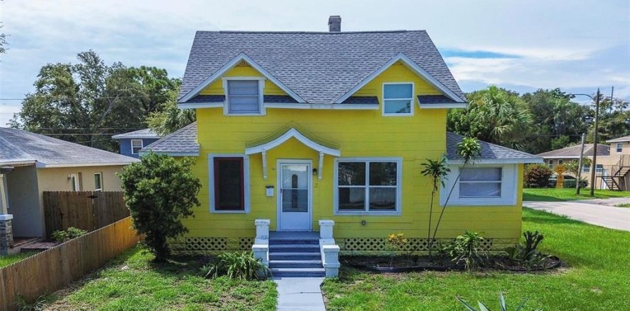 House in Saint Petersburg, Florida 3 bedrooms, 112.6 sq.m. № 1904072