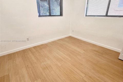 Villa ou maison à louer à Miami, Floride: 2 chambres, 217.02 m2 № 1991202 - photo 6
