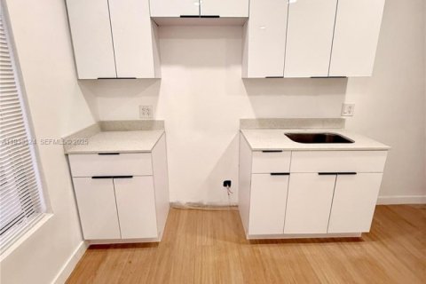 Villa ou maison à louer à Miami, Floride: 2 chambres, 217.02 m2 № 1991202 - photo 2