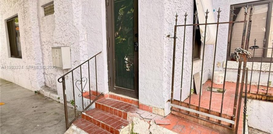 Villa ou maison à Miami, Floride 2 chambres, 217.02 m2 № 1991202