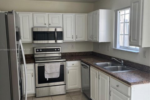 Townhouse in North Miami Beach, Florida 3 bedrooms, 104.89 sq.m. № 1953258 - photo 2