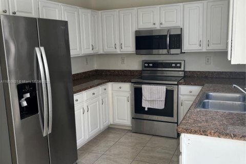 Townhouse in North Miami Beach, Florida 3 bedrooms, 104.89 sq.m. № 1953258 - photo 1