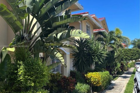 Townhouse in North Miami Beach, Florida 3 bedrooms, 104.89 sq.m. № 1953258 - photo 4