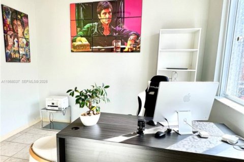 Casa en venta en Miami, Florida, 5 dormitorios, 291.43 m2 № 2011591 - foto 13