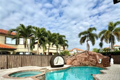 Casa en venta en Miami, Florida, 5 dormitorios, 291.43 m2 № 2011591 - foto 2