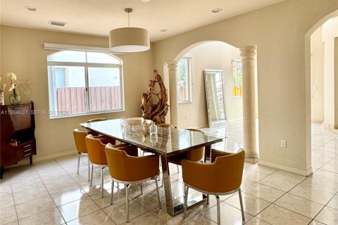 Casa en venta en Miami, Florida, 5 dormitorios, 291.43 m2 № 2011591 - foto 9
