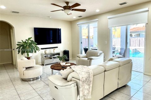 Casa en venta en Miami, Florida, 5 dormitorios, 291.43 m2 № 2011591 - foto 11