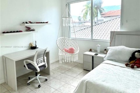 Casa en venta en Miami, Florida, 5 dormitorios, 291.43 m2 № 2011591 - foto 8