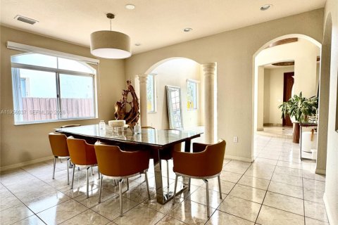 Casa en venta en Miami, Florida, 5 dormitorios, 291.43 m2 № 2011591 - foto 10