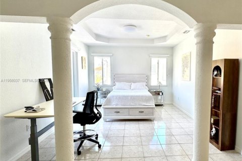 Casa en venta en Miami, Florida, 5 dormitorios, 291.43 m2 № 2011591 - foto 7