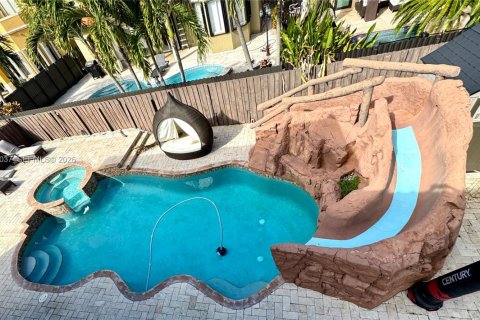 Casa en venta en Miami, Florida, 5 dormitorios, 291.43 m2 № 2011591 - foto 15