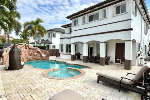 Casa en Miami, Florida 5 dormitorios, 291.43 m2 № 2011591