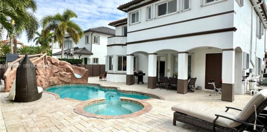 Casa en Miami, Florida 5 dormitorios, 291.43 m2 № 2011591