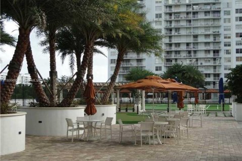 Condominio en alquiler en Aventura, Florida, 1 dormitorio, 99.03 m2 № 2012340 - foto 11