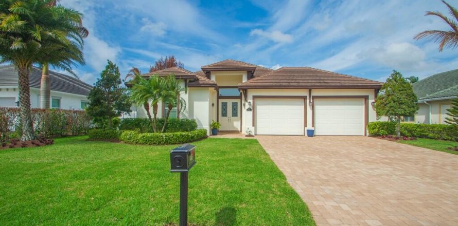 House in Vero Beach, Florida 3 bedrooms, 244.24 sq.m. № 2086871