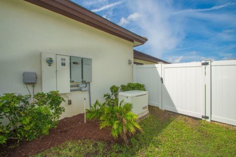 House in Vero Beach, Florida 3 bedrooms, 244.24 sq.m. № 2086871 - photo 28