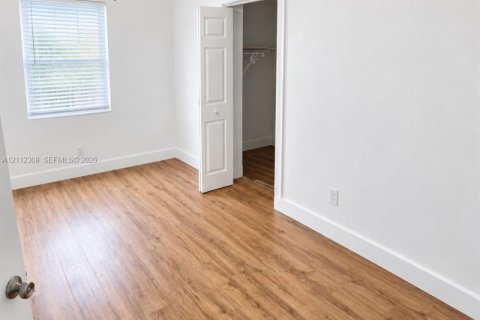Villa ou maison à louer à Miami, Floride: 3 chambres, 122.82 m2 № 2431389 - photo 5