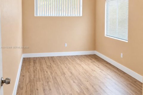 Villa ou maison à louer à Miami, Floride: 3 chambres, 122.82 m2 № 2431389 - photo 11