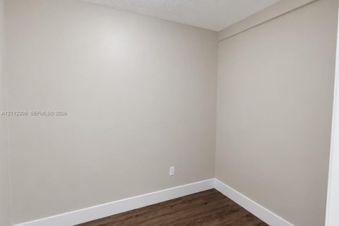 Villa ou maison à louer à Miami, Floride: 3 chambres, 122.82 m2 № 2431389 - photo 4