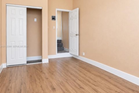 Villa ou maison à louer à Miami, Floride: 3 chambres, 122.82 m2 № 2431389 - photo 13