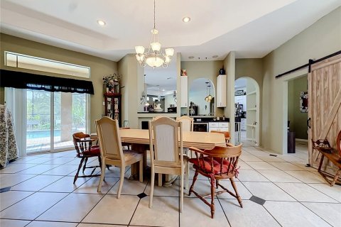House in Weeki Wachee, Florida 5 bedrooms, 306.21 sq.m. № 2222640 - photo 7