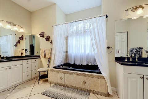 House in Weeki Wachee, Florida 5 bedrooms, 306.21 sq.m. № 2222640 - photo 25