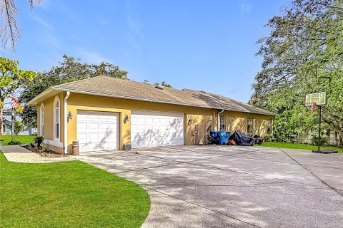 House in Weeki Wachee, Florida 5 bedrooms, 306.21 sq.m. № 2222640 - photo 4