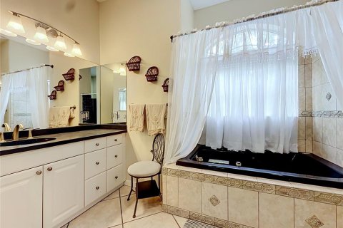House in Weeki Wachee, Florida 5 bedrooms, 306.21 sq.m. № 2222640 - photo 27