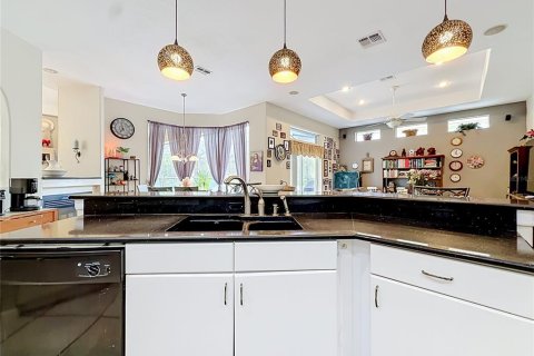 House in Weeki Wachee, Florida 5 bedrooms, 306.21 sq.m. № 2222640 - photo 11