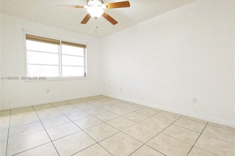 Condominio en alquiler en Miami, Florida, 3 dormitorios, 115.2 m2 № 2020105 - foto 15