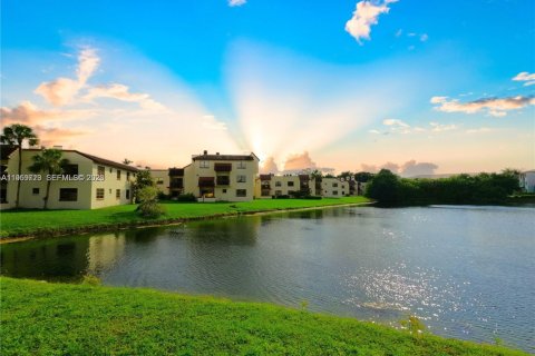 Condominio en alquiler en Miami, Florida, 3 dormitorios, 115.2 m2 № 2020105 - foto 3